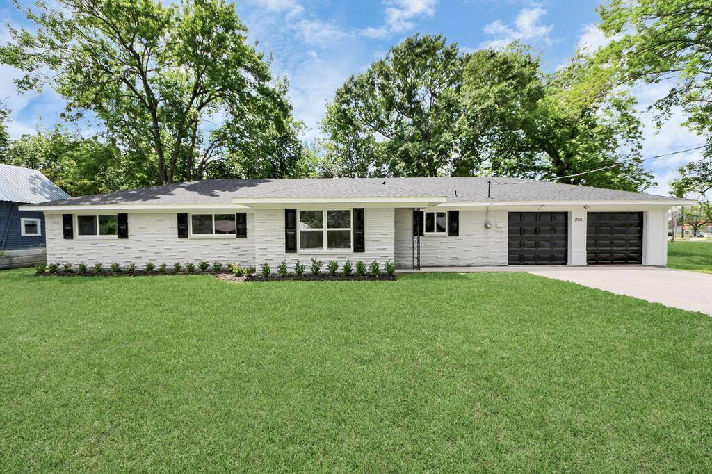 This all-brick beauty offers easymaintenance and lasting quality.