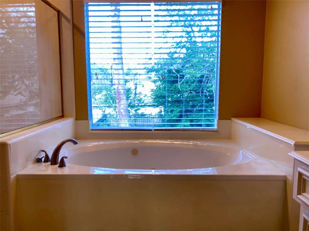 Relaxing tub in primary bath