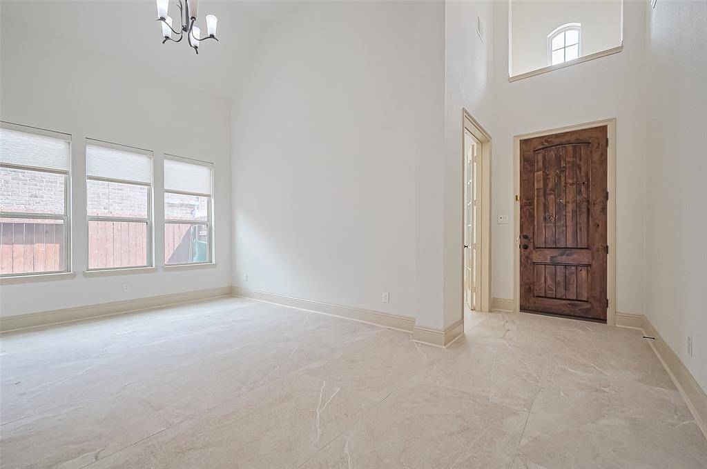 The private study is right next to the entrance, has views to the street and presents double french doors for privacy