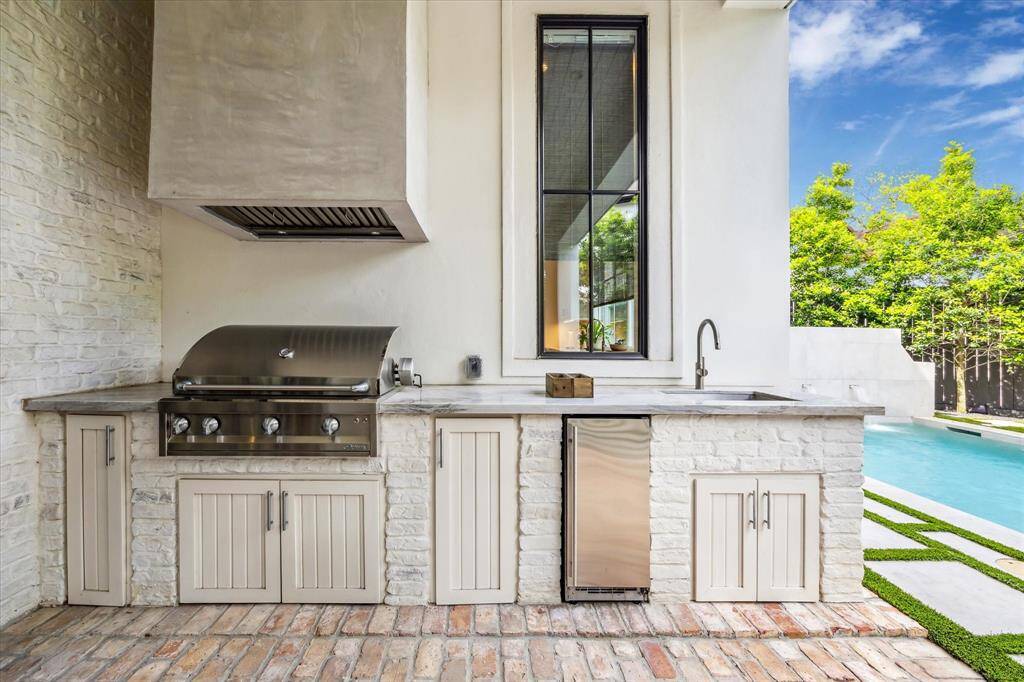 Well equipped outdoor kitchen.