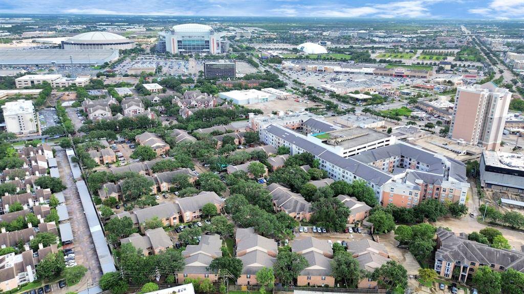 Welcome to Braeswood Park! This single story, 1 bedroom, 1 bath condo is tucked away on a private corner.