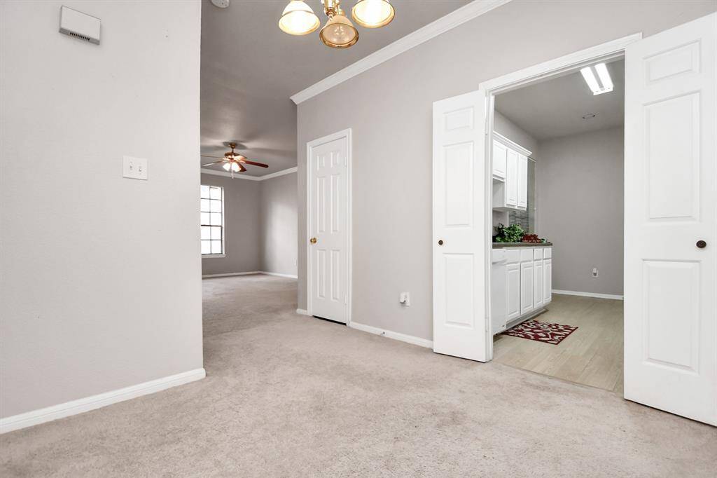 This unit has great windows offering tons of natural sunlight.