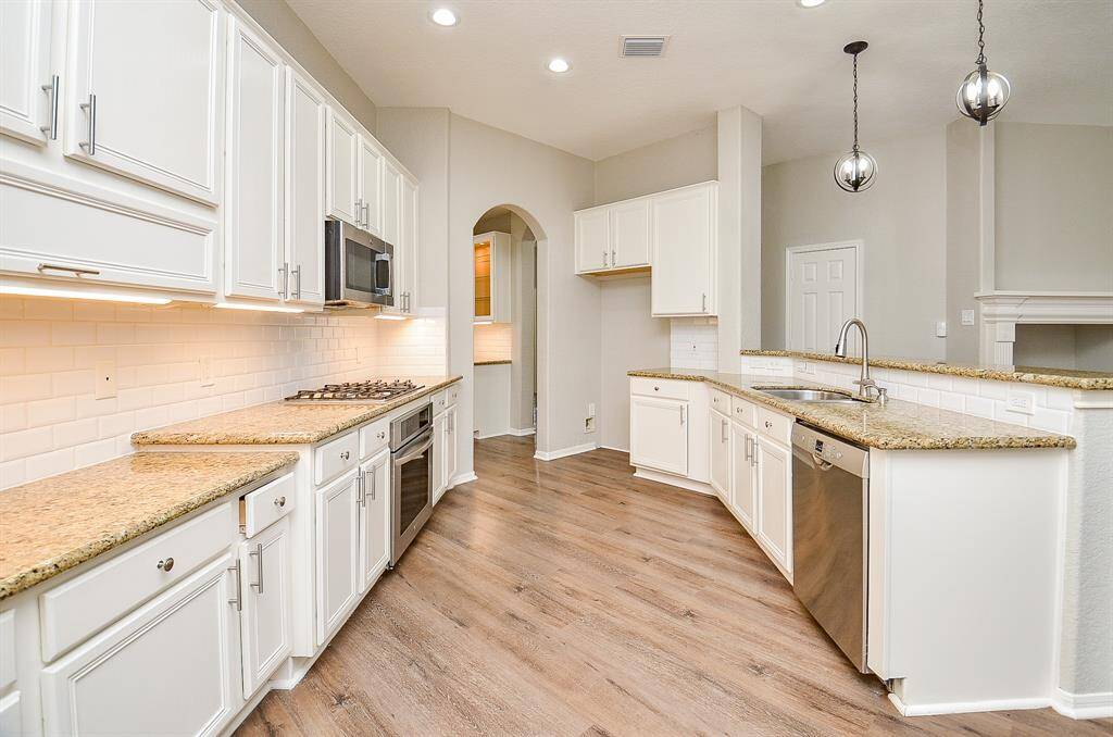 Comfort and convenience follow you, with every task in this gorgeous and serviceable kitchen.