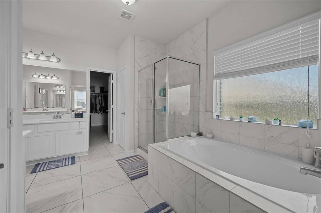 Nice sized primary bath