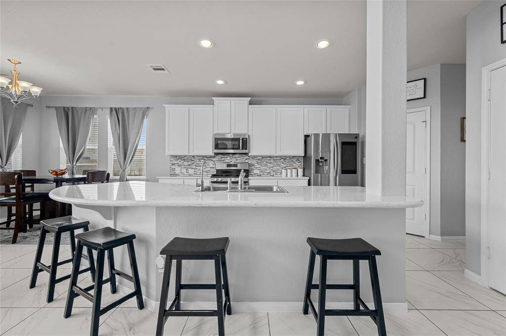 Nice, counter height breakfast bar