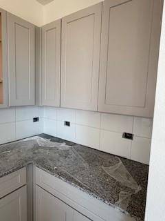 Kitchen w/ soft close cabinets and granite countertops