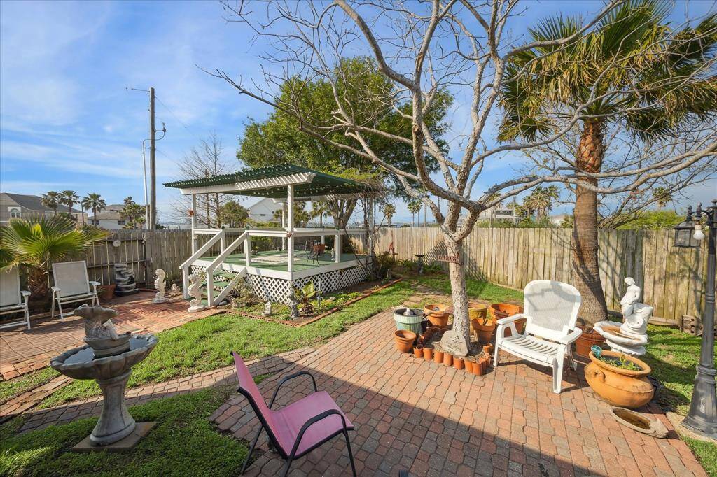 RELAX IN THE GAZEBO ENJOYING VIEWS OF THE WATER