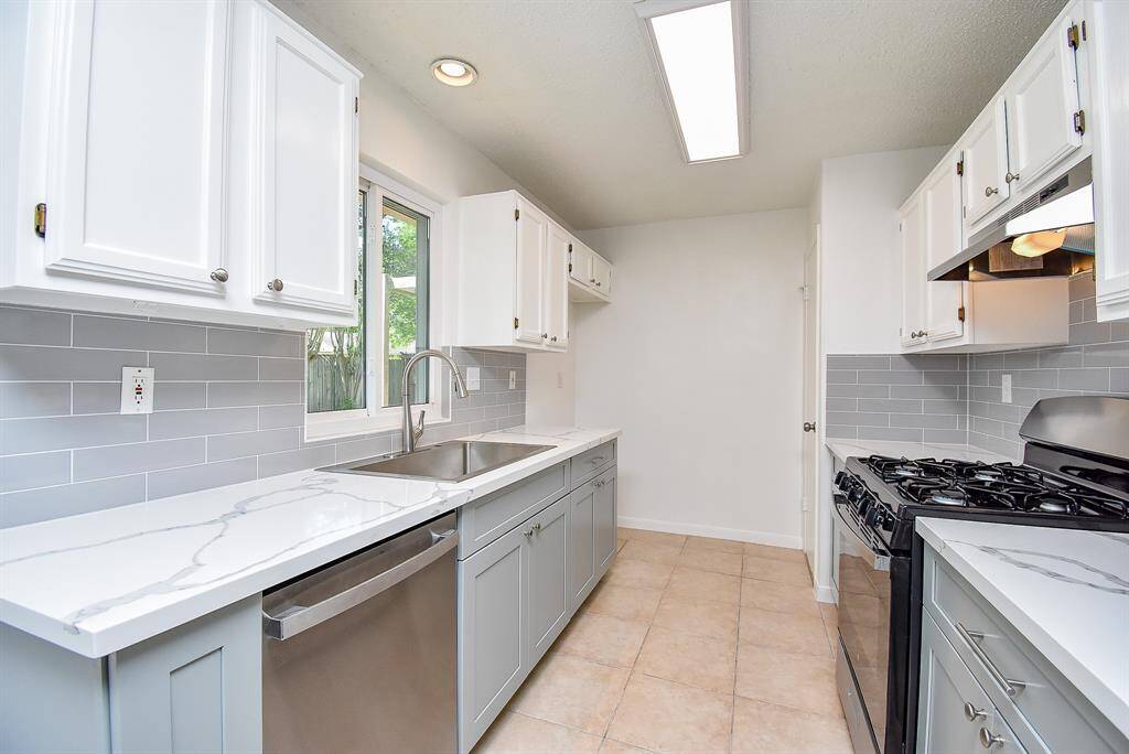 Cooks kitchen; room for multiple cooks