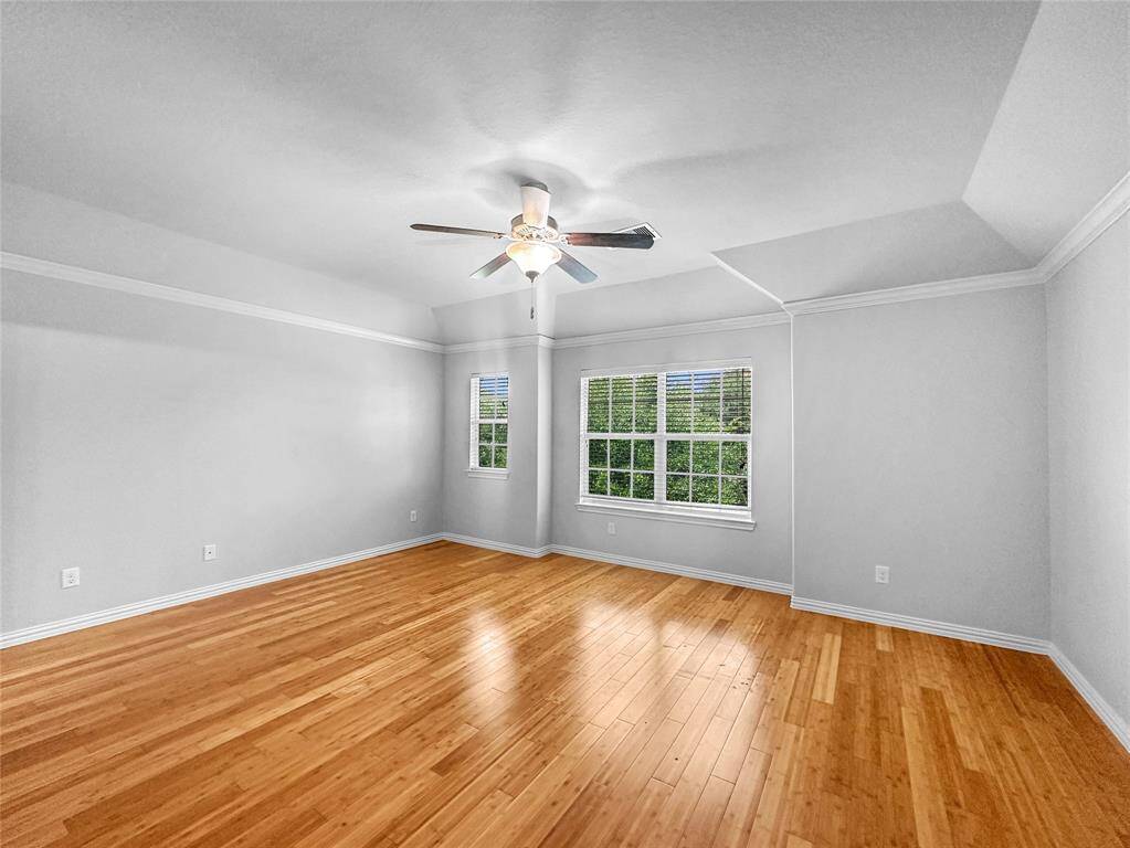 Spacious Master Bedroom Walk In Closet