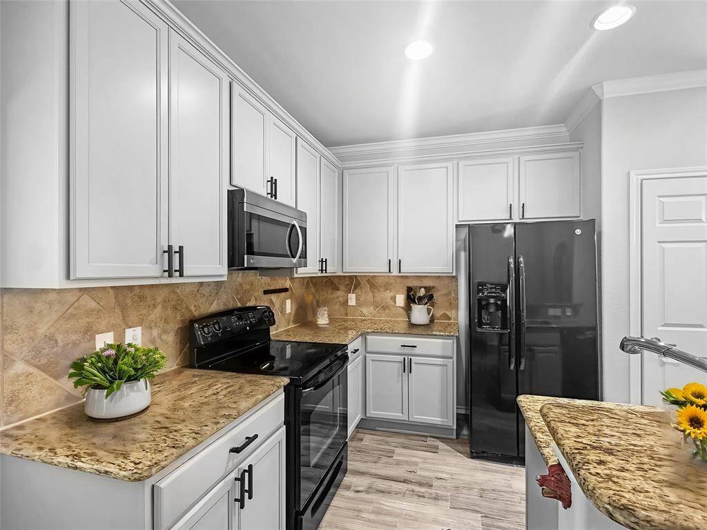 Updated Kitchen with granite counters!