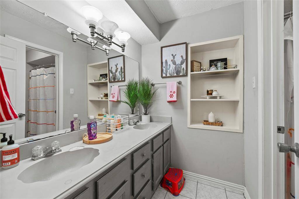 2nd Bathroom.