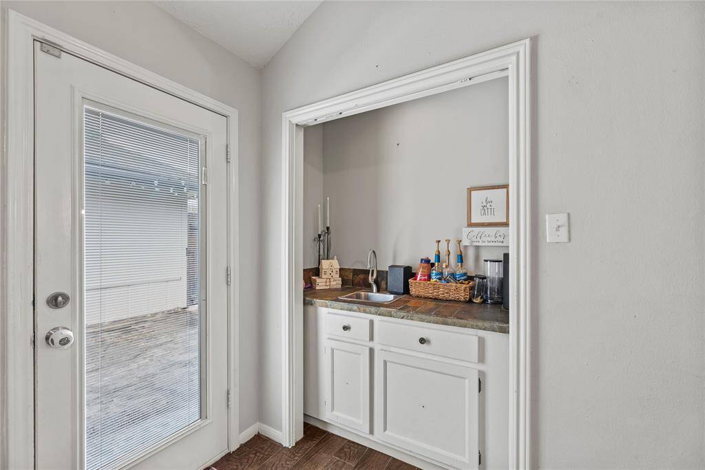 Wet Bar for entertaining.
