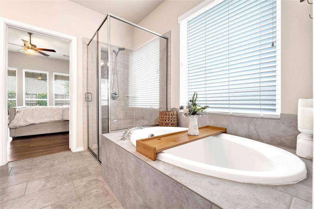 Large spa like soaking bathtub