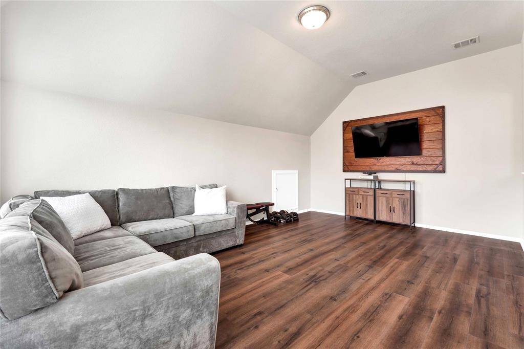 Large loft flex area to accommodate any ideas for functional space