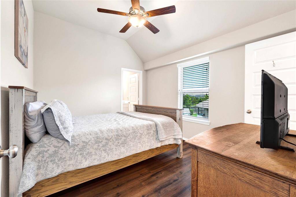 En-suite secondary bedroom with complete bathroom and large walk-in closet!