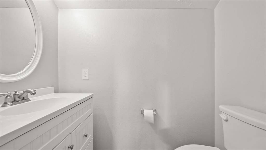 Well-appointed half bathroom ideal for family, friends, and guests.