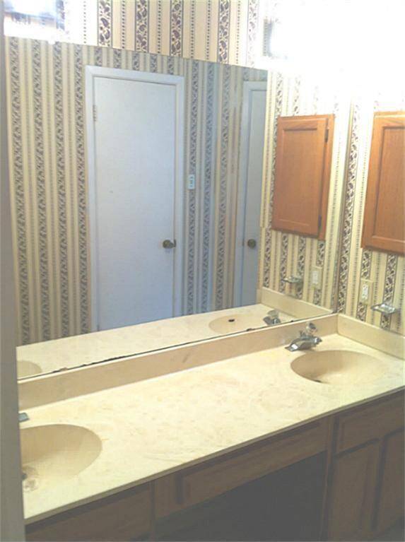 Double sink in primary bathroom
