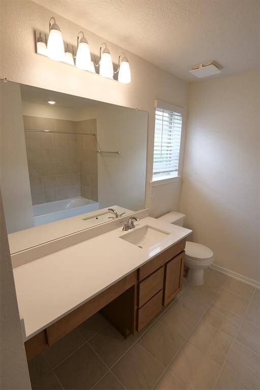 Full bathroom up-stairs