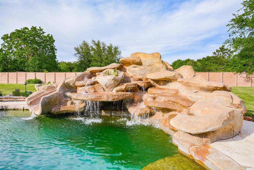 This may just be the most refreshing feature of this inviting rock-lined waterfall.