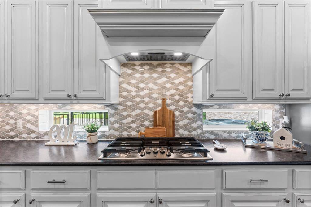 5-burner gas cooktop, complemented by a substantial vent hood to keep your kitchen fresh and clean!
