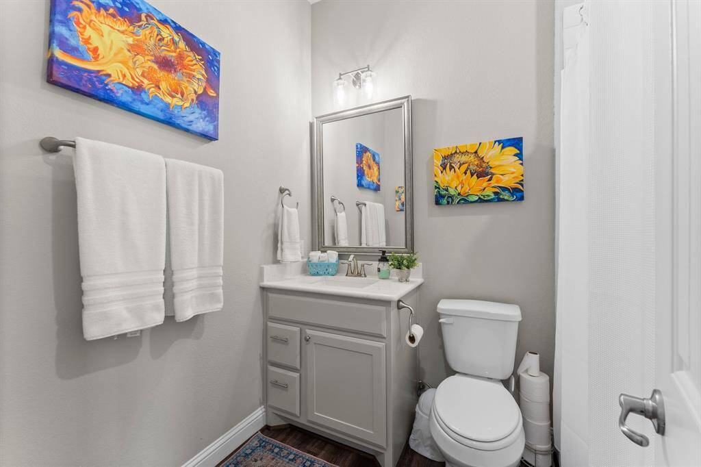 Secondary bedroom private bathroom with tub and shower.