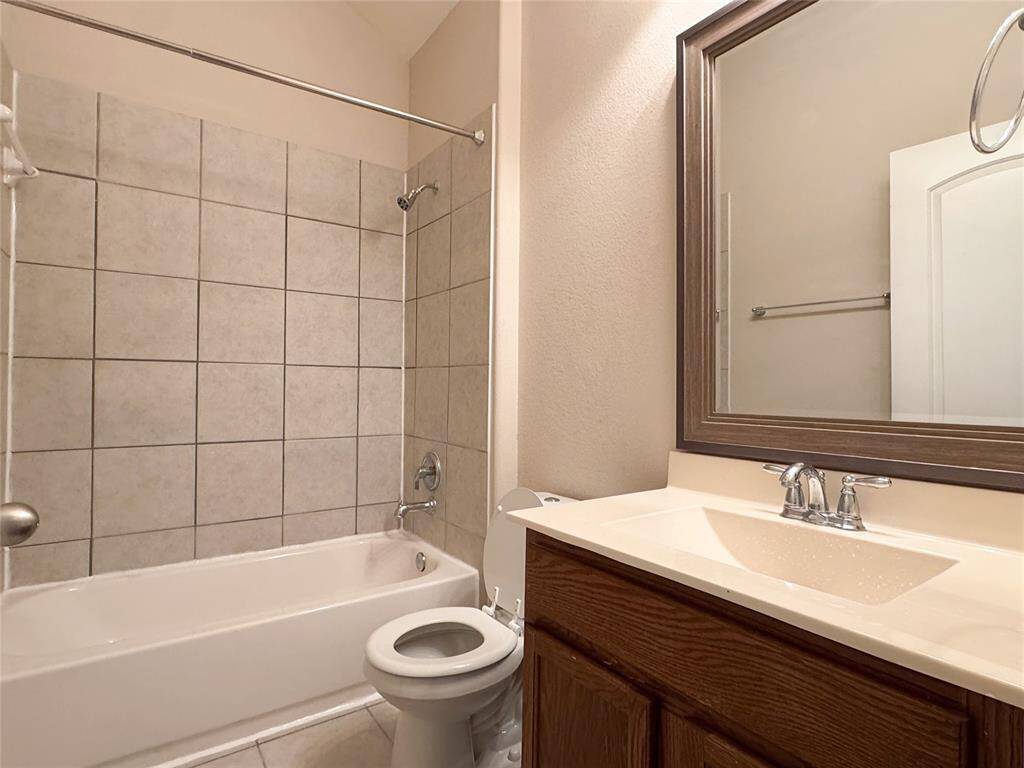 Hallway full bath on 1/F