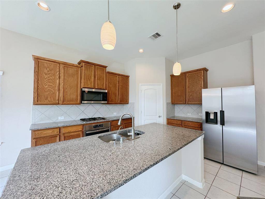 Granite kitchen w/ ss appliances