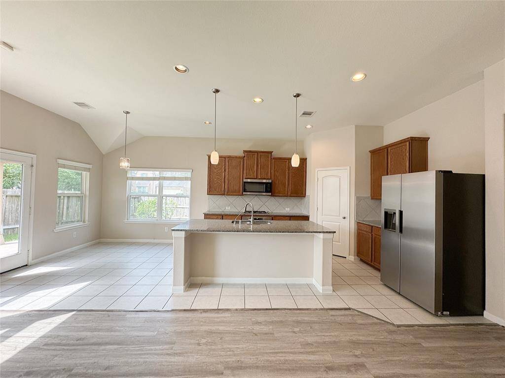 Kitchen & breakfast area