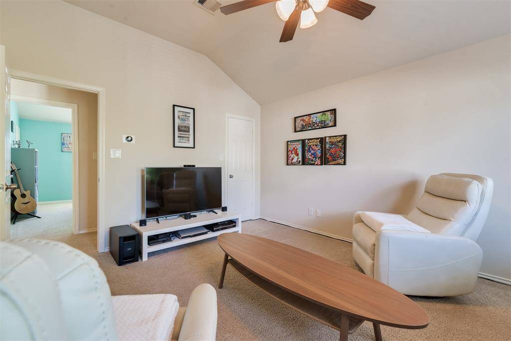 Room 4 in second floor or Study. All Wall's colors are Beige or white now.