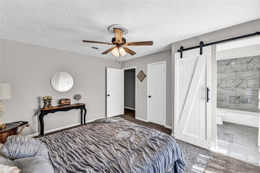 Primary bedroom - new carpet, ceiling fan & barn door