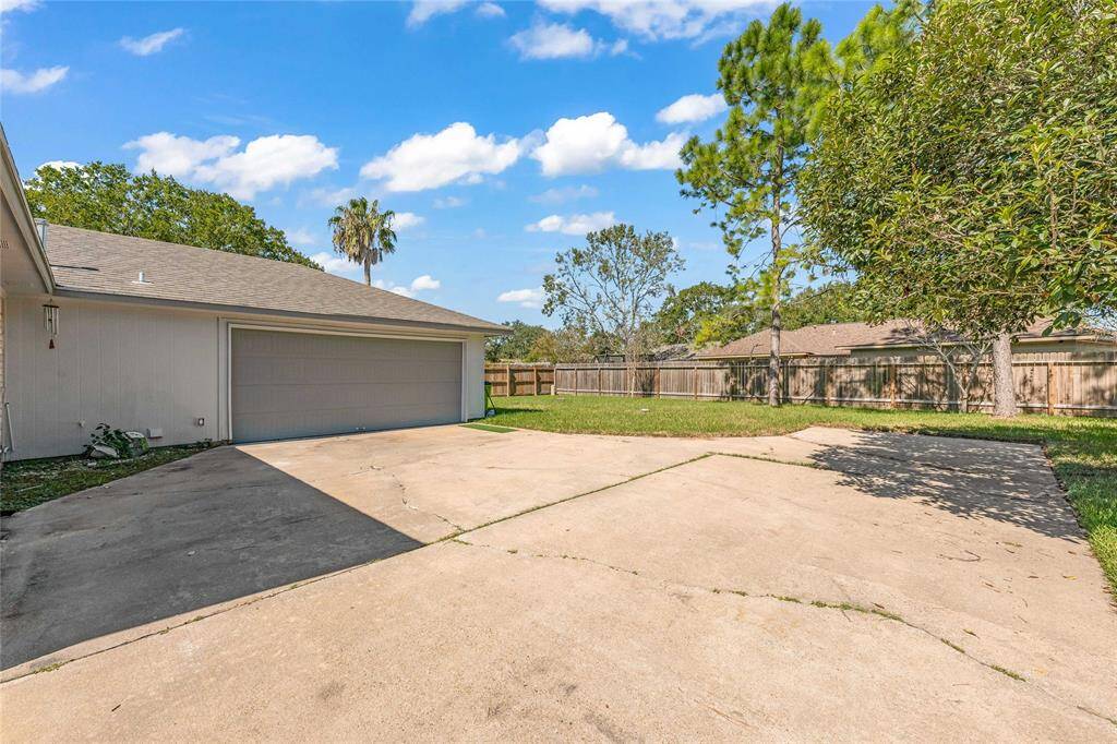 Large open driveway with extra parking.