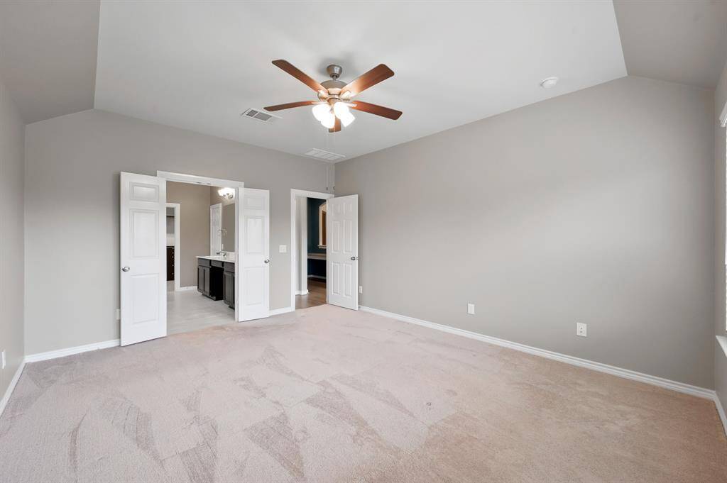 Owner's retreat and ensuite bath.