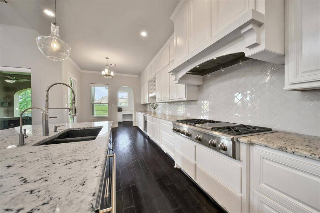 Huge Island with beautiful granite counter.