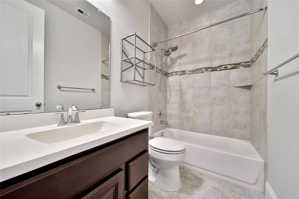 Bathroom dedicated to the secondary downstairs bedroom.