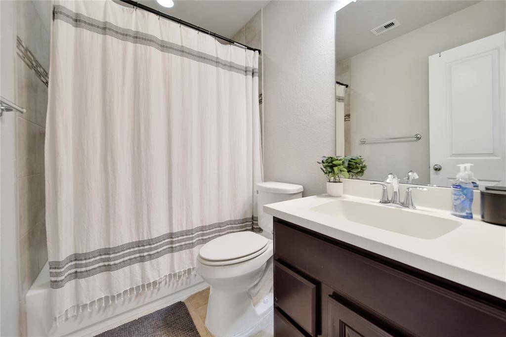 Ensuite bath in upstairs bedroom