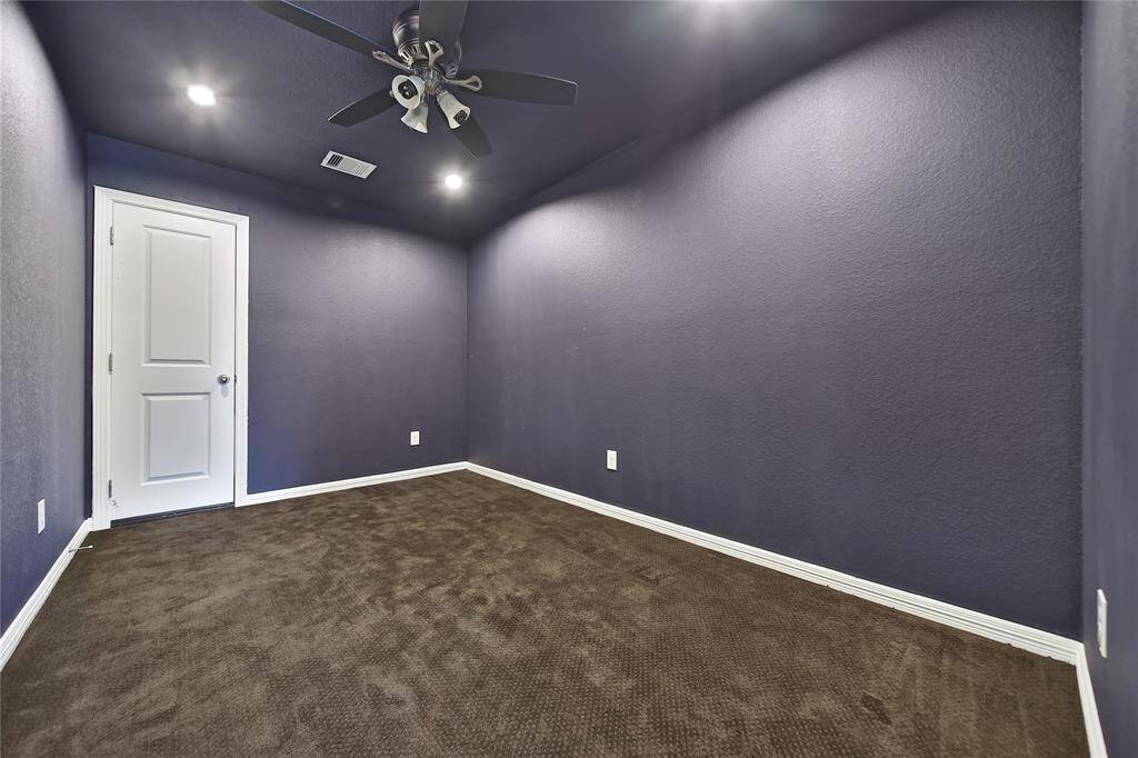 Flex Room can be used for gym, gaming area or extra storage.