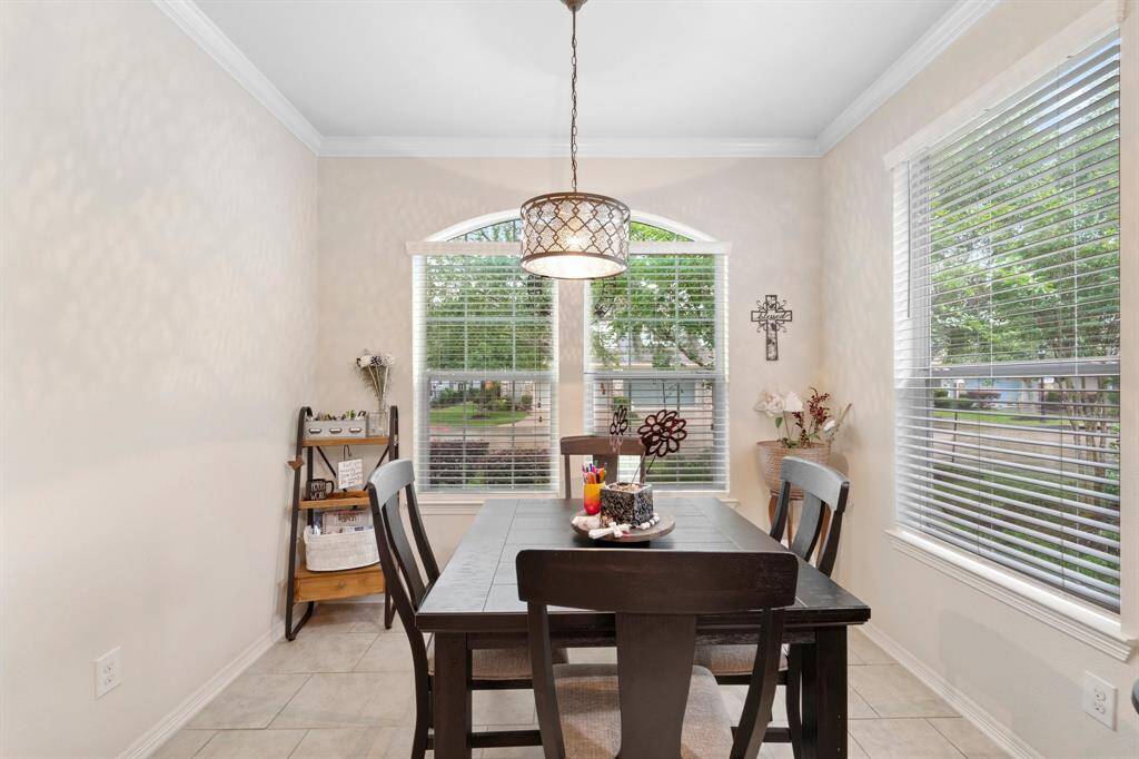 Breakfast room to enjoy meals with family!