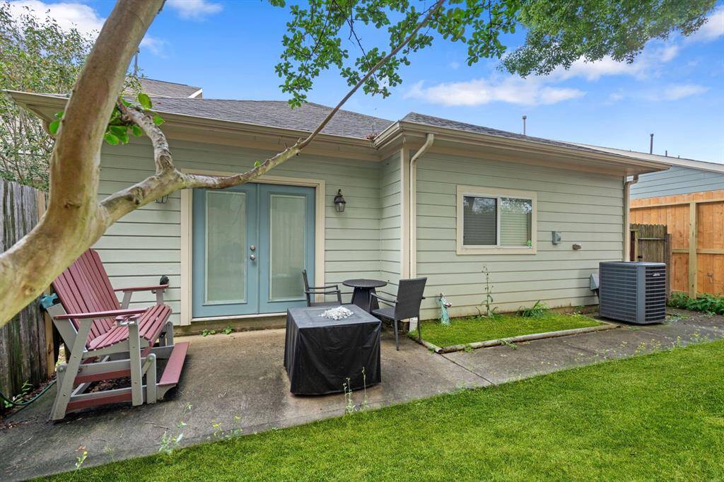 Private Back Yard space!