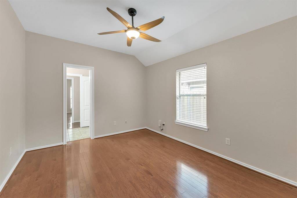 One of the secondary bedrooms with direct access to the secondary bathroom.