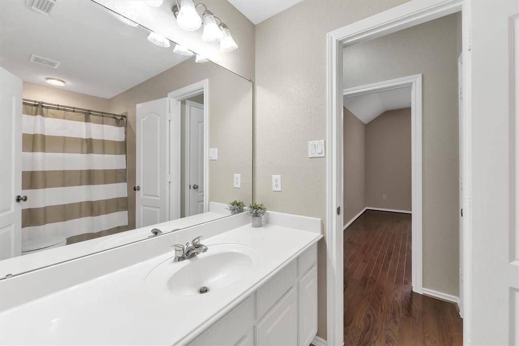 Secondary bathroom connected to the secondary bedroom and with access to the hallway with the other secondary front bedroom.