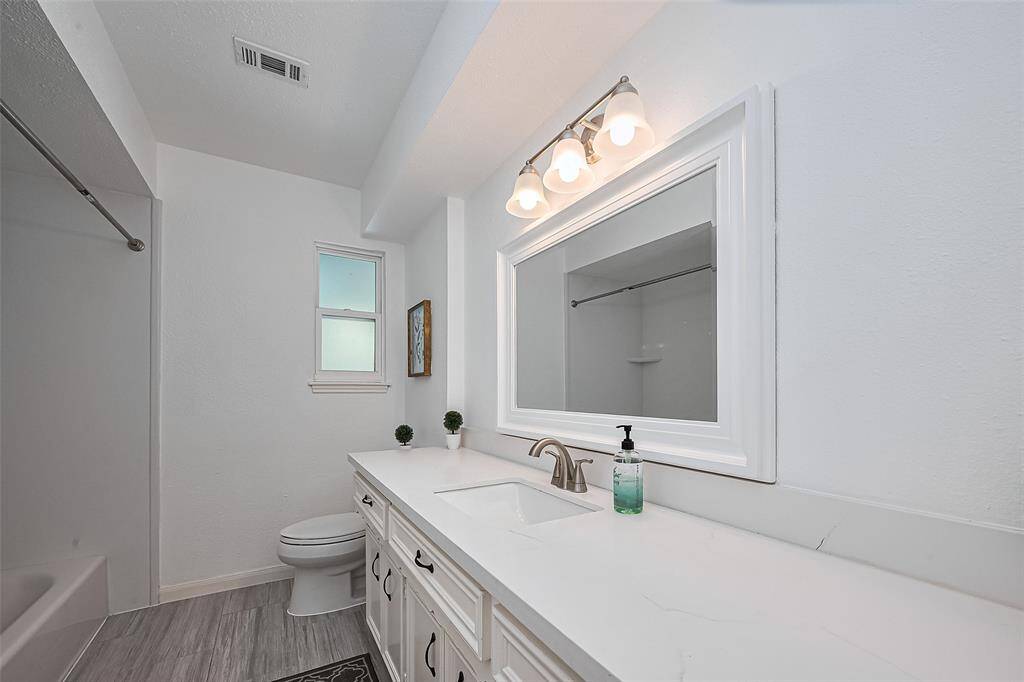 Secondary Large full Bathroom.