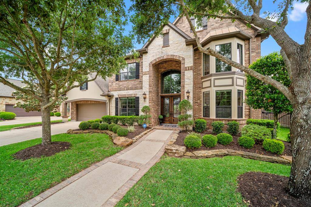 This show stopping Newmark 5 bedroom has 2 bedrooms down