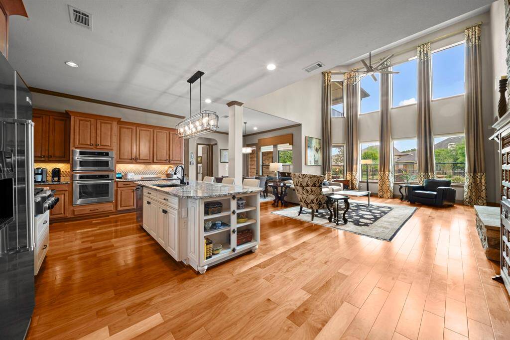 Room for everyone while entertaining or for everyday living