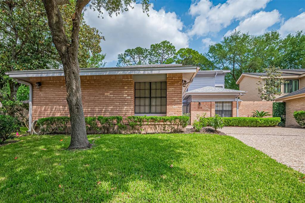 Welcome to 315 Commodore Way in the quaint subdivision of Barkers Landing zoned to Katy ISD.