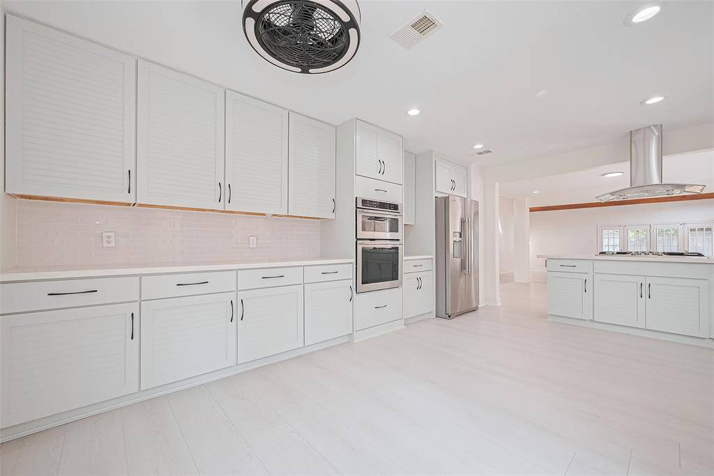 As you can see, this kitchen has no shortage of cabinet and counter space.