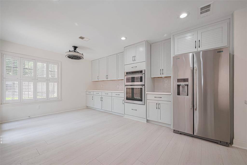Cozy breakfast area with tons of natural light.  A perfect place for morning coffee!