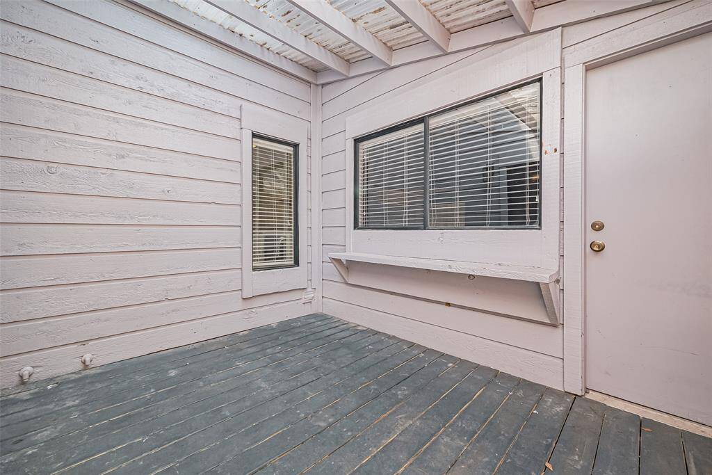 Private courtyard with direct access to the garage.