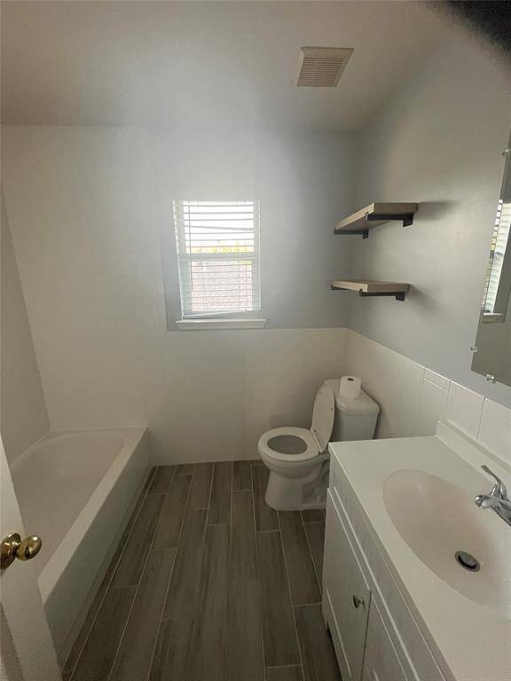 Upstairs Bathroom with tub/shower