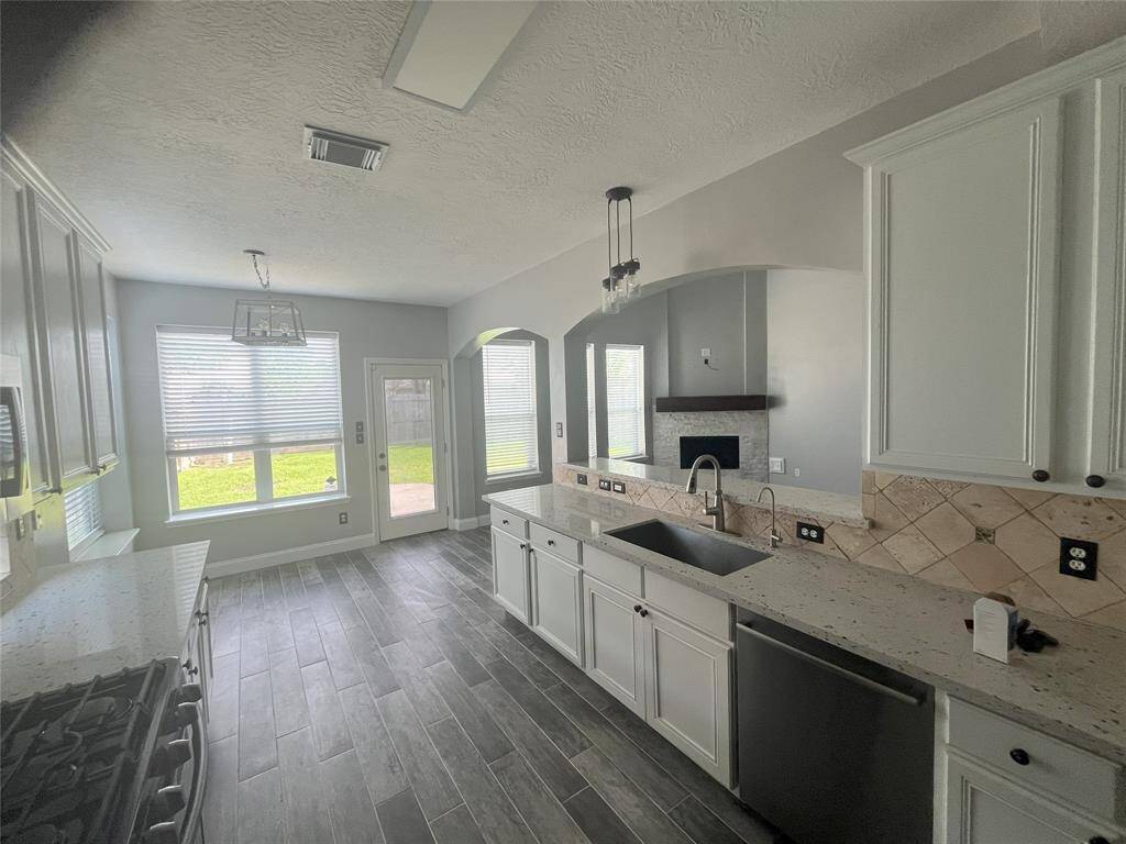 Kitchen with Quartz counter tops, breakfast area