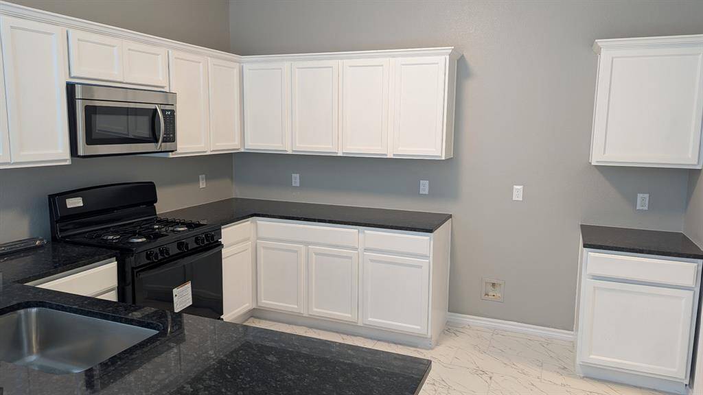 Granite kitchen with all new appliances